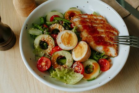 Салат с хрустящим цыплёнком, овощами и маринованным яйцом