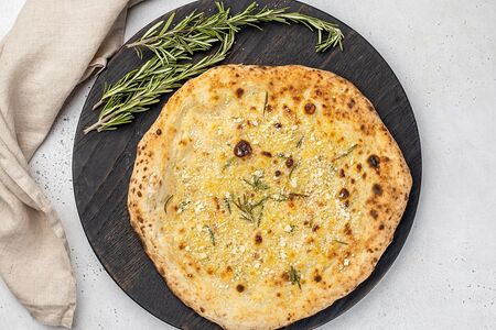 Фокачча с размарином и пармезаном