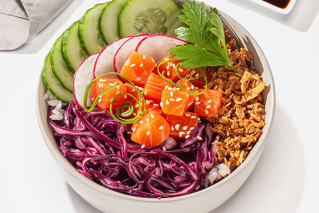 Поке с лососем и карамелизированным луком