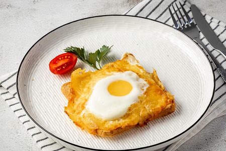 Тост с беконом и яйцом