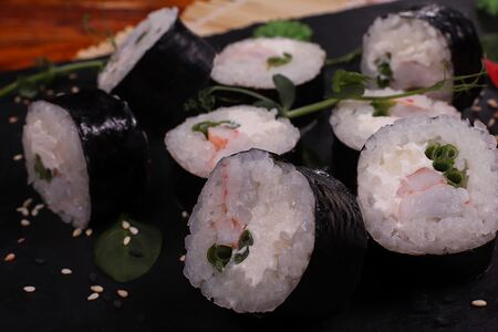 Ролл с креветкой и сыром