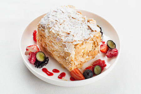 Наполеон, лесные ягоды с ягодным соусом