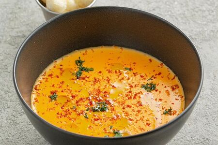 Сырный суп с кранч-луком и гренками