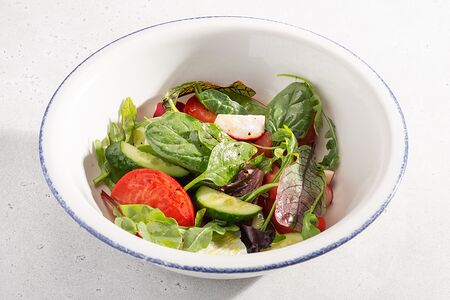 Зелёный салат с томатами, огурцом и редисом