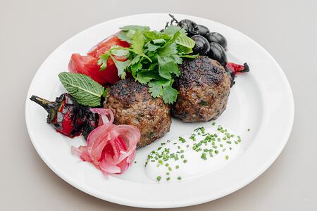 Кюфта из ягненка с черным винoградом на гриле