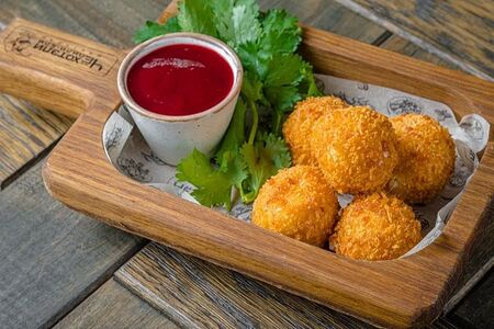 Сырные шарики с ягодным соусом