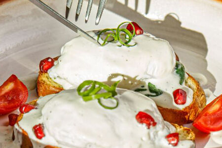 Яйцо пашот со шпинатом в сливочном соусе