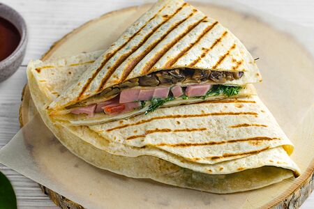 Кесадилья с ветчиной и грибами