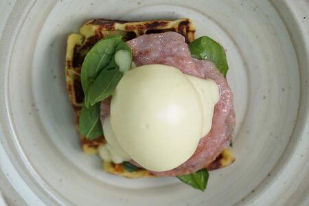 Бенедикт на картофельной вафле с ветчиной