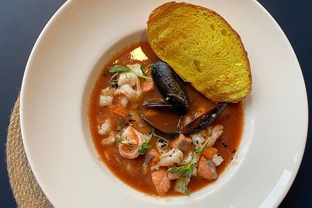 Томатный суп с морепродуктами