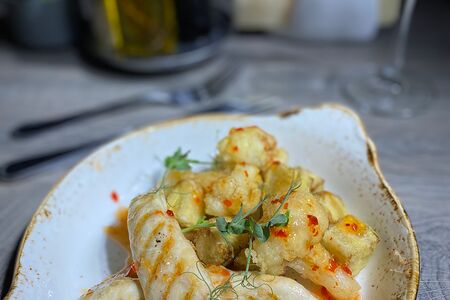 Филе цыпленка с хрустящими овощами в соусе сладкий чили