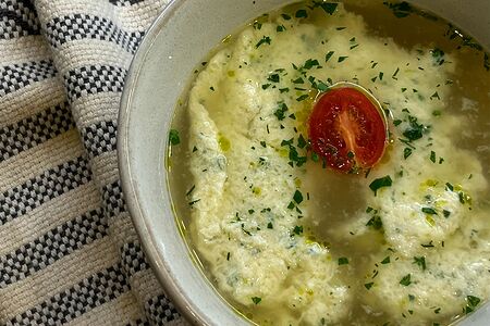 Куриный бульон с омлетом и пармезаном