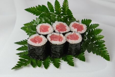 Ролл с тунцом