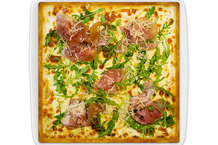 Пицца Прошутто с руколой и сливочным соусом