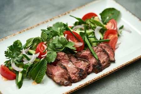 Салат со стейком из мраморной говядины