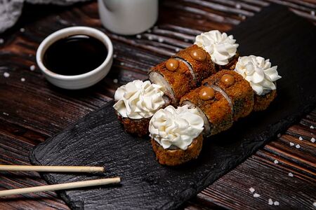 Бекон темпура маки