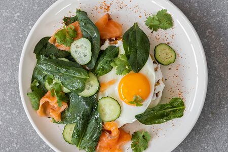 Картофельная вафля, форель, глазунья