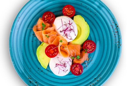 Яйца пашот с семгой, помидором черри и авокадо