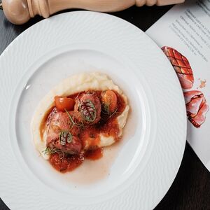 Медальоны из cвинoй вырезки