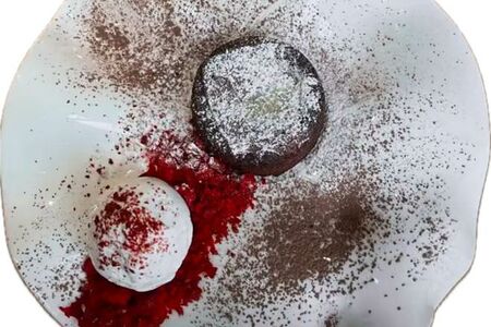 Д Шоколадный фондан с базиликом и мороженым