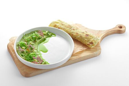 Хумус из зеленого горошка со шпинатом и картофельной лепешкой