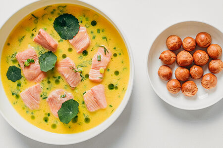 Сливочная уха из лосося с травами и профитроли