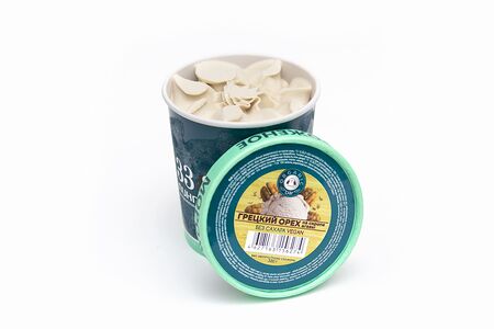 Мороженое Грецкий орех на сиропе агавы в ведёрке