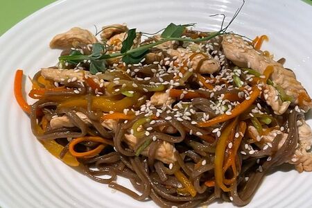 Гречневая лапша с овощами и индейкой терияки