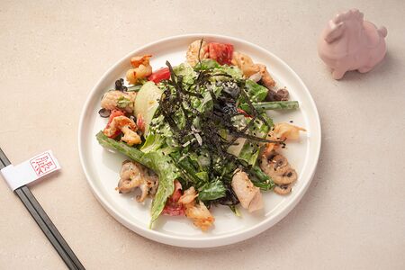 Пряный зелёный салат с морепродуктами