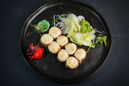 Запечённые роллы с копчёным лососем