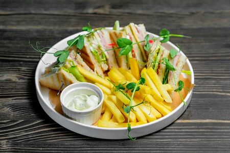 Сэндвич с ветчиной и картофелем фри