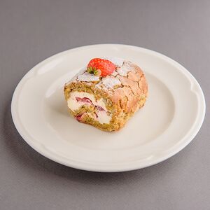 Фисташковый рулет с клубникой
