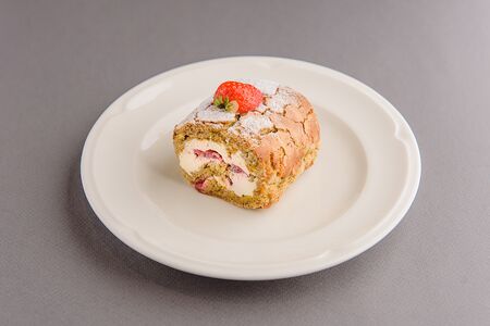 Фисташковый рулет с клубникой