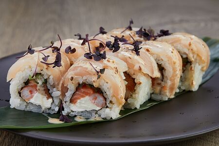 Ролл №24 с морским окунем, лососем и тигровой креветкой