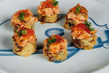 Теплый ролл с лососем и красной икрой