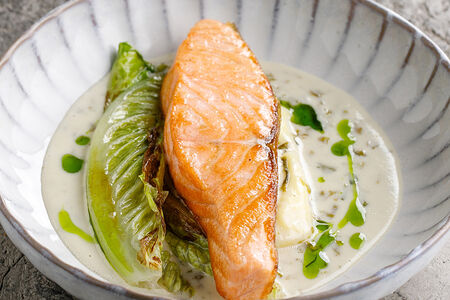 Лосось с жареным ромейном