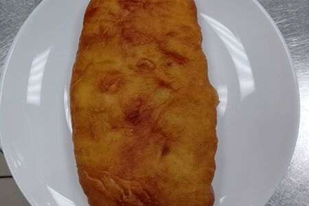 Жареный пирожок с сосиской и картофелем