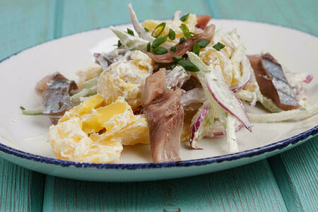 Салат картофельный с сельдью, яблоком и красным луком