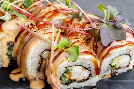 Ролл с угрем и острой креветкой