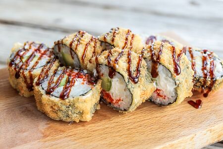 Жареный ролл Калифорния с лососем