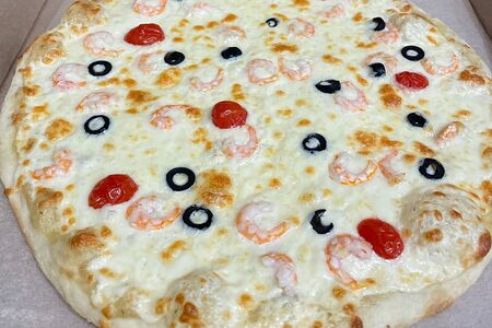 Пицца с креветками в сливочном соусе