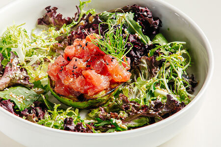 Половинка авокадо с тартаром из тунца