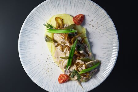 Строганов из говядины с вешенками и картофельным пюре