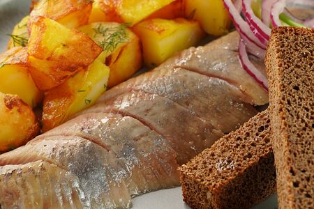 Сельдь пряного посола с картофелем и бородинским хлебом
