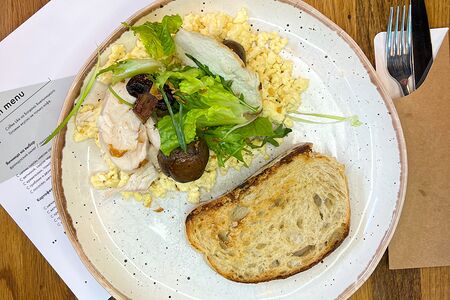 Скрэмбл с грибами и двумя видами куриного филе