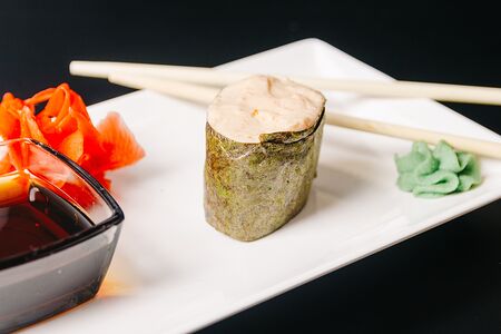 Спайси кани нигири