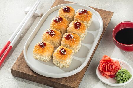 Ролл запеченный Тори маки