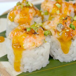 Запеченный ролл с креветками и манго-чили соусом