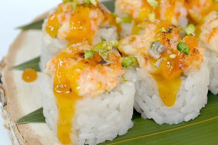 Запеченный ролл с креветками и цитрусовым соусом