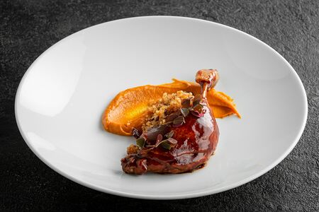 Утиная ножка с киноа и вяленой клюквой